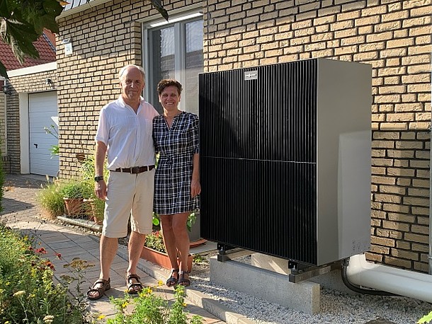 Familie Vellet Brückner mit ihrer neuen Luft-Wasser-Wärmepumpe.