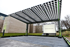 Halbtransparente Photovoltaik-Module auf Carport