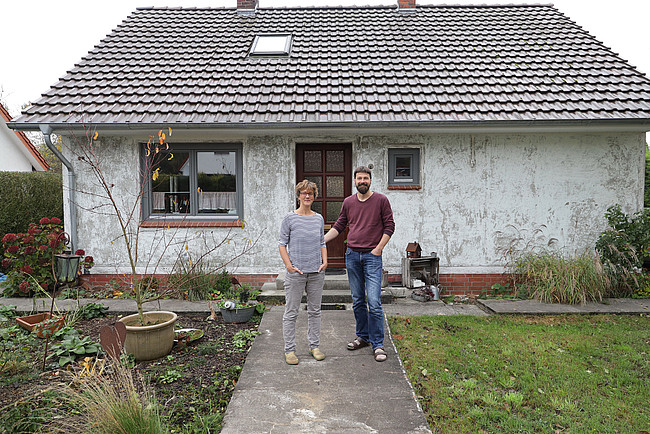 Praxistester Katrin Ramundt und Dr. Heiko Stemmann vor ihrem Haus.